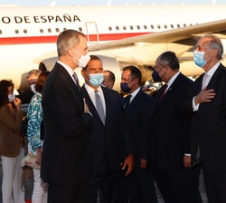 El Rey recibe el saludo de las autoridades