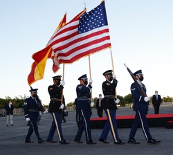 Incorporación de las banderas de España, de los Estados Unidos de América y de Puerto Rico para los honores de recibimiento