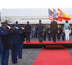 Honores de recibimiento tras la llegada de Su Majestad el Rey a Puerto Rico