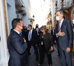 Su Majestad el Rey es recibido por el alcalde de San Juan de Puerto Rico a su llegada a la Casa de la Alcaldía