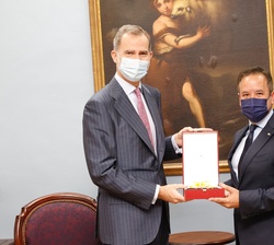 El alcalde de San Juan de Puerto Rico recibe, de manos de Su Majestad el Rey, la Gran Cruz de la Orden de Isabel la Católica