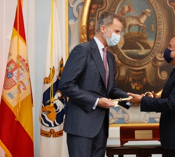 Su Majestad el Rey recibe la llave de la ciudad de Puerto Rico de manos de su alcalde