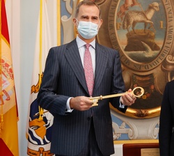 Don Felipe, junto al alcalde de San Juan de Puerto Rico, tras recibir la llave de la ciudad