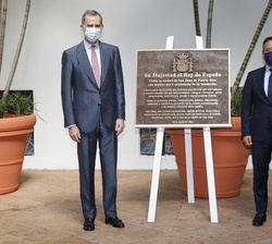 Su Majestad el Rey ante una placa conmemorativa de los 500 años de la fundación de San Juan de Puerto Rico