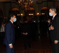 Don Felipe recibe el saludo de los asistentes al encuentro de la colectividad española en Puerto Rico