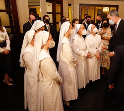 Don Felipe conversa con integrantes de la comunidad religiosa asistentes al encuentro