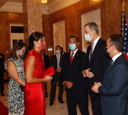 Su Majestad el Rey, junto al Gobernador de Puerto Rico y el alcalde de San Juan de Puerto Rico reciben el saludo de los asistentes a la cena