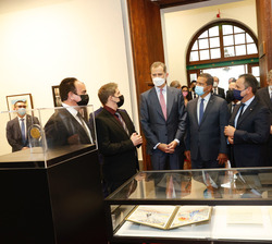 Su Majestad el Rey, junto al resto de autoridades, durante el recorrido por la exposición "Juan Ramón Jiménez, 50 años por un camino de oro"