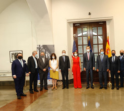Fotografía de grupo de la visita a la exposición de Juan Ramón Jiménez