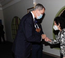 Su Majestad el Rey recibe el saludo a su llegada de la presidenta de la Fundación Pau Casals, Marta Casals