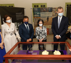 Su Majestad el Rey durante la visita a la exposición