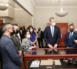 Su Majestad el Rey durante la visita a la exposición