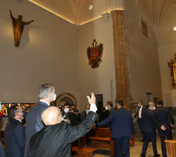 Su Majestad el Rey contempla el interior de la Iglesia de San José