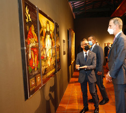 Su Majestad el Rey durante el recorrido de la exposición "El tesoro de la Catedral"