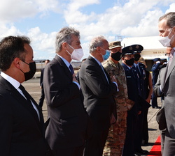 Don Felipe es despedido por el Ayudante general de la Guardia Nacional, el Cónsul General de España en San Juan de Puerto Rico, el Alcalde de San Juan