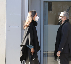 A su llegada, Su Majestad la Reina es recibida por el presidente de la Asociación Española Contra el Cáncer (AECC), Ramón Reyes