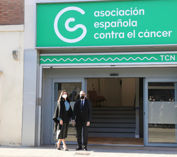 Doña Letizia junto al presidente de la Asociación Española Contra el Cáncer (AECC), Ramón Reyes