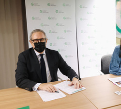 Su Majestad la Reina junto al presidente de la AECC durante la reunión de trabajo