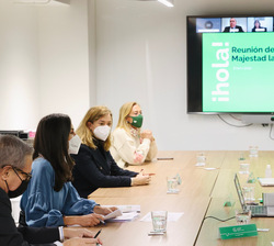 Su Majestad la Reina durante el desarrollo de la reunión de trabajo