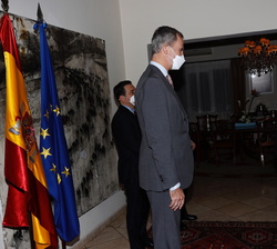 Don Felipe en presencia del Ministro de Asuntos Exteriores, Unión Europea y Cooperación y el Embajador de España en Honduras; el saludo de los miembro