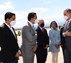 Su Majestad el Rey es recibido por los miembros de la Comisión de Transición de la República de Honduras