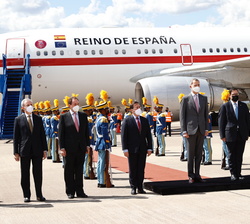 Su Majestad el Rey a su llegada a la Répública de Honduras momentos previos a la interpretación de los Himnos Naciones de ambos países