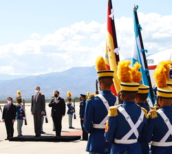 Su Majestad el Rey a su llegada a la Répública de Honduras momentos previos a la interpretación de los Himnos Naciones de ambos países