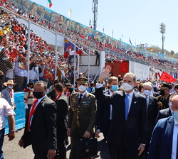Su Majestad el Rey a su llegada al Estadio Nacional de Tegucigalpa