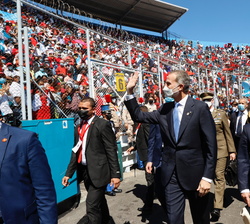 Su Majestad el Rey a su llegada al Estadio Nacional de Tegucigalpa
