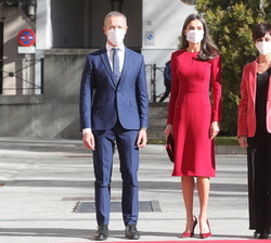Su Majestad la Reina junto al presidente del Senado, Ander Gil y la ministra de Política Territorial y portavoz del Gobierno, Isabel Rodríguez García,