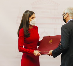 Su Majestad la Reina hace entrega del Premio “Luis Carandell” de periodismo parlamentario a Antonio del Rey Muñoz