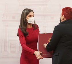 Su Majestad la Reina entrega el Premio “Luis Carandell” de periodismo en la categoría Territorialidad a Loreto Gutiérrez