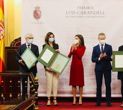Su Majestad la Reina con los galardonados con los Premios “Luis Carandell” de Periodismo