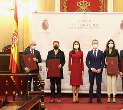 Su Majestad la Reina con los galardonados con los Premios “Luis Carandell” de Periodismo 