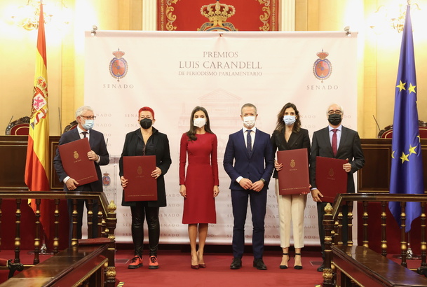 Su Majestad la Reina con los galardonados con los Premios “Luis Carandell” de Periodismo 