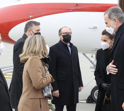 Don Felipe y Doña Letizia reciben el saludo de las autoridades a su llegada al aeropuerto