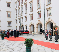 Recibimiento oficial a ​Sus Majestades los Reyes en el Palacio Imperial Hofburg