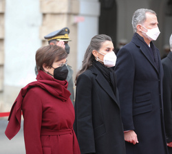 ​Sus Majestades los Reyes junto al Presidente Federal de la República de Austria y la Primera Dama durante la interpretación de los Himnos Nacio