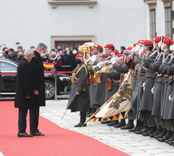 Su Majestad el Rey y el Presidente Federal de la República de Austria saludan a la Bandera
