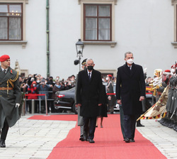 Su Majestad el Rey junto al Presidente Federal de la República de Austria, Alexander van Der Bellen pasan revista a las tropas