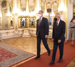 ​Sus Majestades los Reyes acompañados del Presidente Federal de la República de Austria y la Primera Dama se dirigen a la Sala María Teresa 
