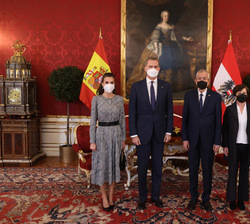 ​Sus Majestades los Reyes y el Presidente Federal de la República de Austria y la Primera Dama en la Sala María Teresa