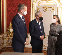 Sus Majestades los Reyes conversan con el Presidente Federal de la República de Austria y la Primera Dama