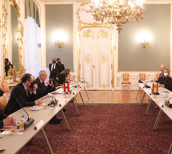 Su Majestad el Rey durante el encuentro que ha mantenido con el Presidente Federal de la República de Austria
