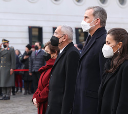​Sus Majestades los Reyes junto al Presidente Federal de la República de Austria y la Primera Dama durante la Ofrenda Floral en la Plaza Alberti