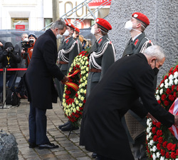 Su Majestad el Rey y el Presidente Federal de la República de Austria tras la colocación de las Coronas en honor a las víctimas del nacionalsocialismo