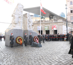​Sus Majestades los Reyes durante el minuto de silencio por las víctimas del nacionalsocialismo