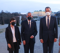 ​Sus Majestades los Reyes y el Presidente Federal de la República de Austria y la Primera Dama en los jardines exteriores del museo "Untere