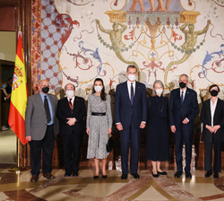 ​Sus Majestades los Reyes junto al Presidente Federal de la República de Austria y la Primera Dama y las autoridades que les acompañan en la ina