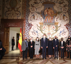 ​Sus Majestades los Reyes y el Presidente Federal de la República de Austria y la Primera Dama acompañados de las autoridades en el museo "